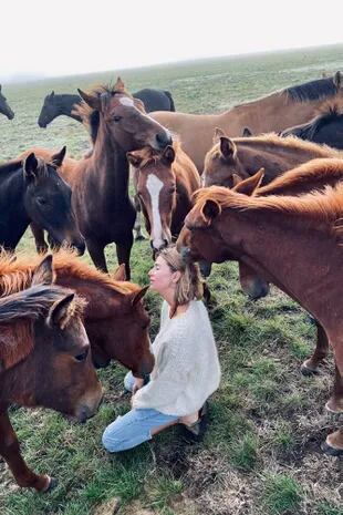 En el campo, relajada y rodeada de caballos: para Dolores, el estilo es una cuestión de actitud
