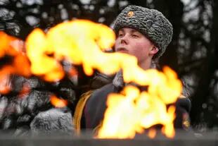 Un soldado de la guardia de honor junto a la llama eterna en el cementerio de Piskaryovskoye, donde fueron enterradas la mayoría de las víctimas del sitio de Leningrado durante la Segunda Guerra Mundial, en San Petersburgo, Rusia, el viernes 27 de enero de 2023.