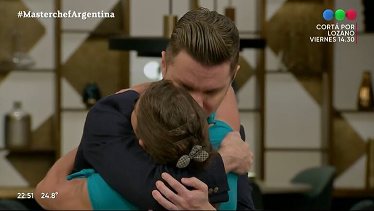 Luego de la devolución, Santiago Del Moro abrazó a Paula Pareto y le dio ánimos para que continuara en la competencia (Crédito: Captura de video Telefe)