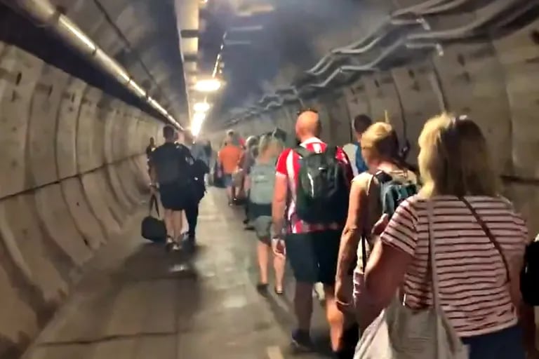 Terror en el Eurotúnel: cientos de pasajeros tuvieron que ser evacuados tras un incidente en Francia