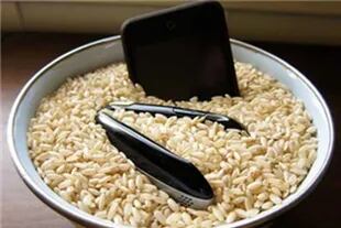 Un bol con arroz y un teléfono mojado, una de las recetas caseras que se pueden aplicar en este tipo de situaciones
