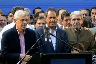 Scioli, entre Julián Domínguez y Aníbal Fernández, en la campaña