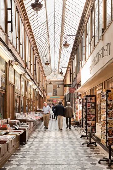 Los pasajes cubiertos de París conservan el encanto de su antigua arquitectura