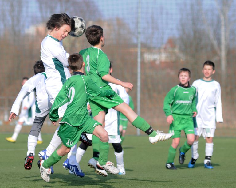 Países como Inglaterra, Escocia, Irlanda del Norte y Estados Unidos prohiben en el fútbol infantil cualquier tipo de contacto entre la pelota con la cabeza