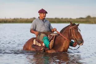 Luis Antonio Chamorro, alias Piqui, cruza la laguna a caballo.