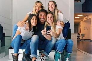 Ricky Sarkany junto a sus hijas, entre ellas Sofía, quien falleció el 29 de marzo de 2021