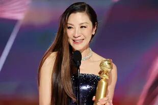 Michelle Yeoh y su Globo de Oro a la mejor actriz de comedia o musical