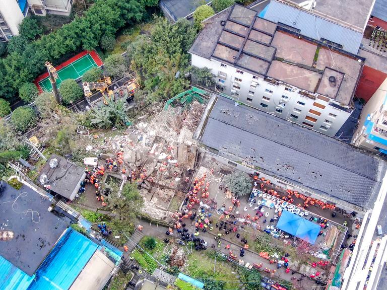 En esta fotografía publicada por la agencia de noticias Xinhua, rescatistas trabajan en una cafetería donde ocurrió una explosión, el viernes 7 de enero de 2022, en el municipio de Chongqing, en el suroeste de China. (Huang Wei/Xinhua vía AP)