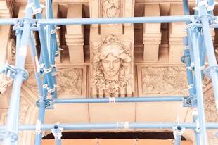 Detalle de los ornamentos del frente de la ex sede de la Societa Unione Operai Italiani, en Sarmiento  al 1300. Obra de Virginio Colombo