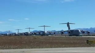 Los imponentes Boeing C 17, en el aeropuerto de Bariloche