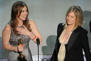 Momento histórico: Kathryn Bigelow recibe el Oscar a mejor directora de manos de Barbra Streisand