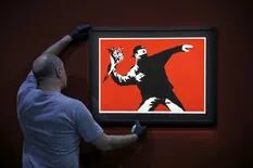 “Love is in the air”, de Banksy, será subastada en Londres junto a obras de Basquiat y Kusama