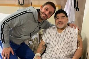 Matías Morla junto a Diego Maradona, después de una de sus últimas internaciones. 