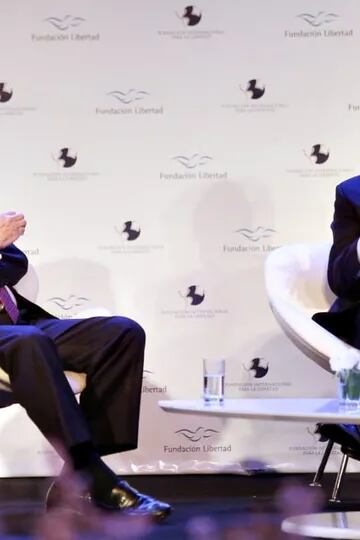 El presidente Mauricio Macri junto al escritor Mario Vargas Llosa en la cena de la Fundación Libertad