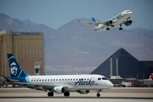 ARCHIVO - En imagen de archivo del 17 de julio de 2020, aviones despegan y aterrizan en el Aeropuerto Internacional McCarran de Las Vegas. El nombre del aeropuerto ha cambiado a Aeropuerto Internacional Harry Reid. (AP Foto/John Locher, archivo)