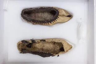 En el laboratorio del museo trabajan en la preservación de estos zapatitos que fueron encontrados entre las ofrendas
