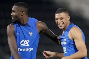 Marcus Thuram y Kylian Mbappé durante un entrenamiento de Francia en Doha