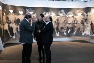 Roberto Huarcaya (izq.) y su galerista, Florencia Giordana Braun, con la obra realizada por el fotógrafo sin cámara en la flamante sección Out of Box 