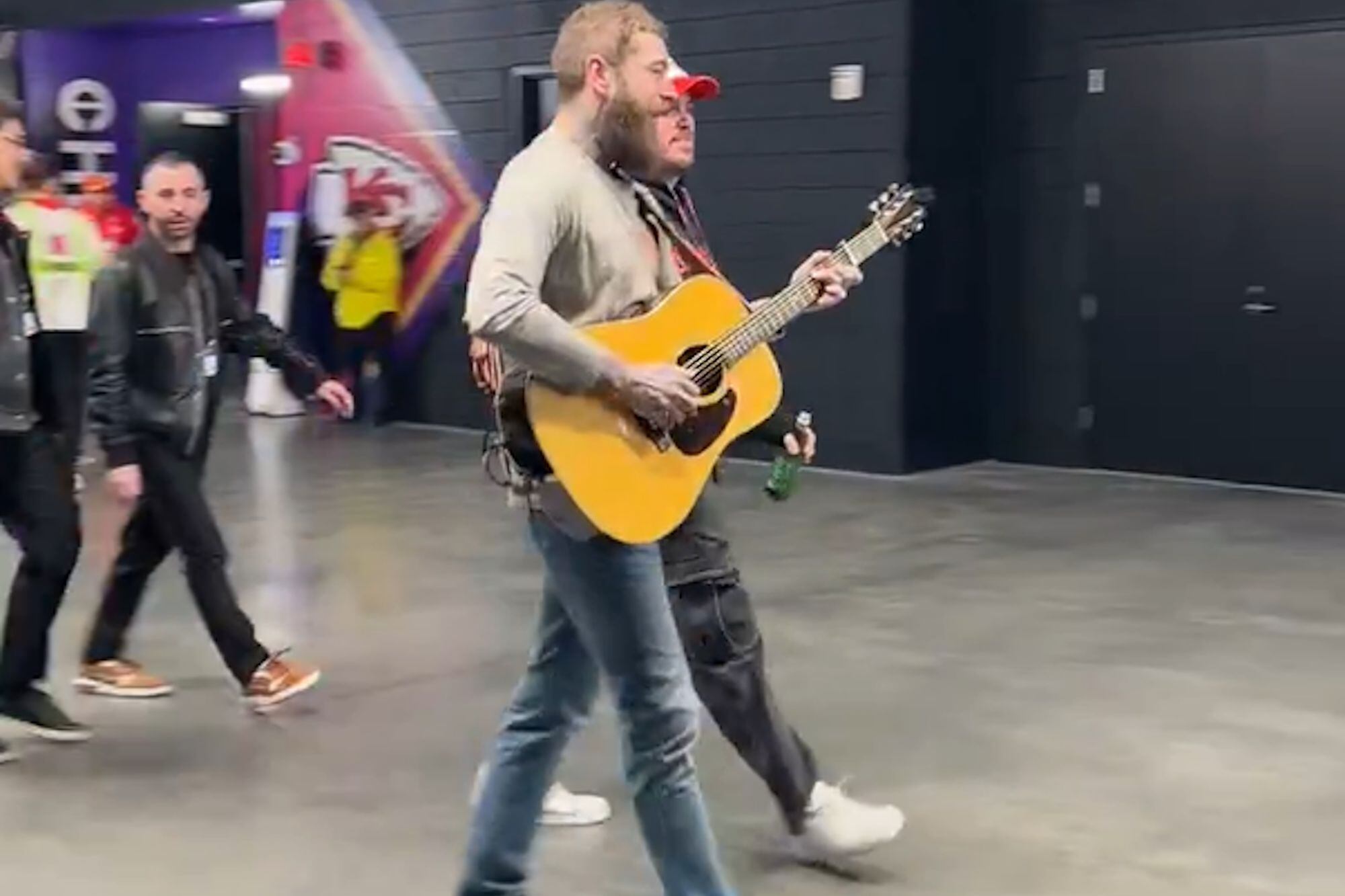 El cantante, actor y compositor Post Malone llegó al estadio con guitarra en mano