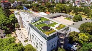 De los 1970 m2 de terraza, 1520 m2 están destinados exclusivamente a espacios verdes, con sectores de jardín y paseos, un anfiteatro, y un mirador con vista al Río de la Plata y a la Ciudad.
