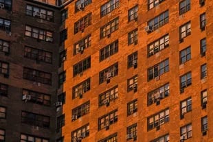 La luz del sol cae sobre Ebbett's Field, un complejo de viviendas de alquiler regulado en el vecindario Crown Heights de Brooklyn, en la ciudad de Nueva York