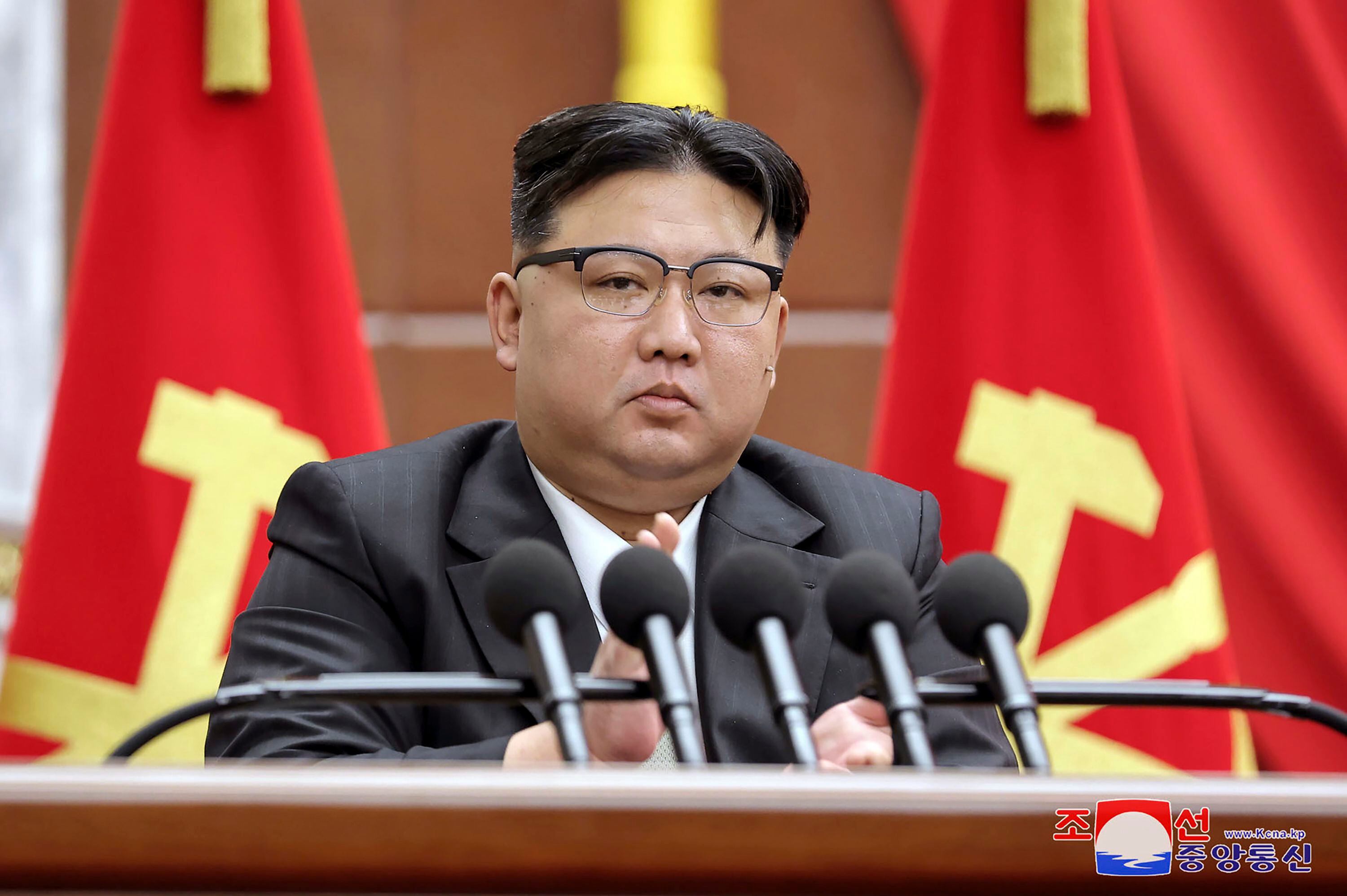 En esta imagen difundida por el gobierno de Corea del Norte, el mandatario norcoreano Kim Jong Un pronuncia un discurso durante una reunión plenaria de fin de año del Partido de los Trabajadores, realizada entre el 26 y el 30 de diciembre de 2023, en Pyongyang, Corea del Norte