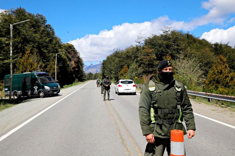 Control de Gendarmería sobre la ruta 40, entre Bariloche y El Bolsón