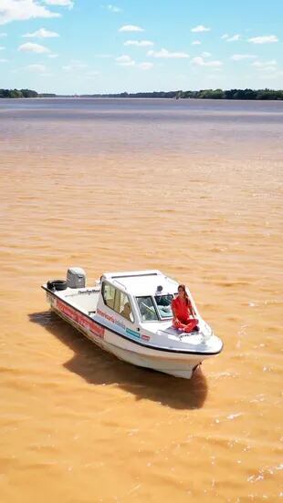 Leila, su embarcación y la isla de Tigre de fondo
Foto: Gentileza Leila Peluso