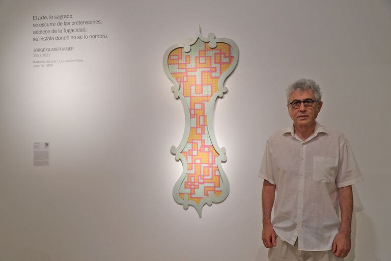 Alberto Goldenstein, creador y curador durante casi un cuarto de siglo de la fotogalería del Rojas, con la obra de Gumier Maier que pertenece al Museo Nacional de Bellas Artes