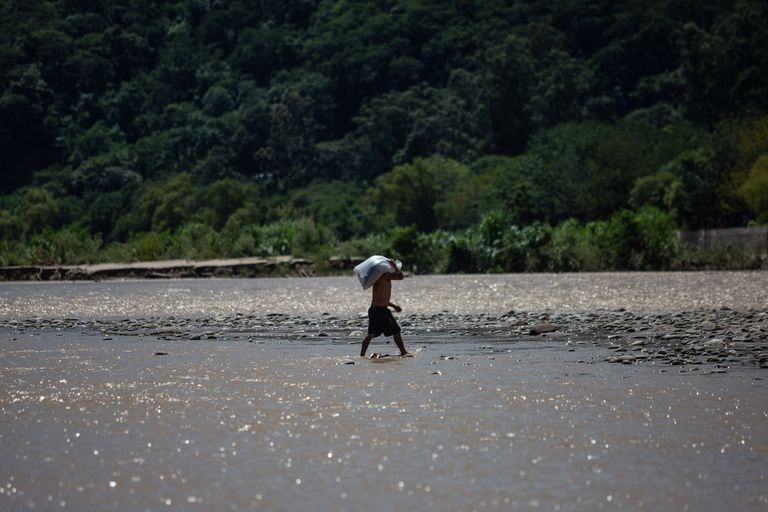 Con la tragedia al acecho a cada paso, los bagayeros se lanzan al río