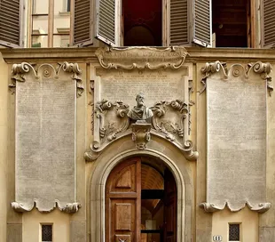 Palazzo dei Cartelloni, con un busto y paneles que glorifican a Galileo, obra de su alumno Vincenzo Viviani