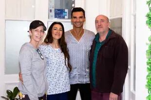 María Valenzuela con Marcelo Carta y Lucas García Sánchez, sus odontólogos, ya en proceso de recuperación 