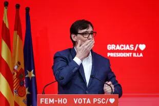 El candidato socialista Salvador Illa celebra los resultados de su partido, aunque no le alcanzaría para formar gobierno