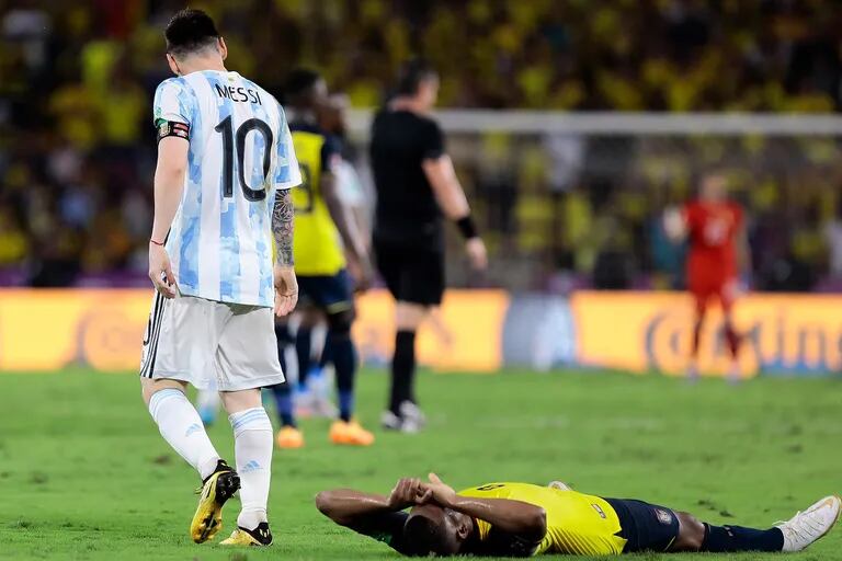 Lionel Messi supera a Carlos Gruezo en el césped de Guayaquil, que no estaba en muy buenas condiciones.