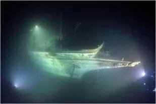 Revelan fotos de un yate de lujo hundido hace más de un siglo que se conserva intacto bajo el mar