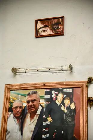 Hermoso microrretrato de Sergio De Loof, de los Mondongo, por encima de dos fotos donde Chicho posa con el Chiqui Tapia y Ricky Maravilla