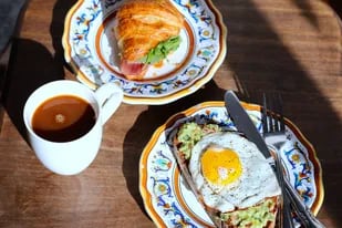 Un alfajor con huevo frito: mostró el “desayuno argentino” que sirven en Londres y generó debate en las redes