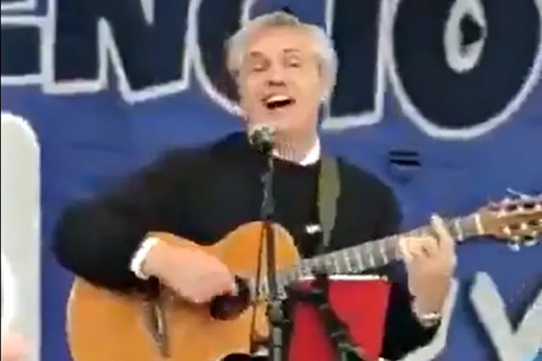 “S selo se trata de vivir”: el Presidente se subió al escenario con una guitarra y cantó una canción de Litto Nebbia