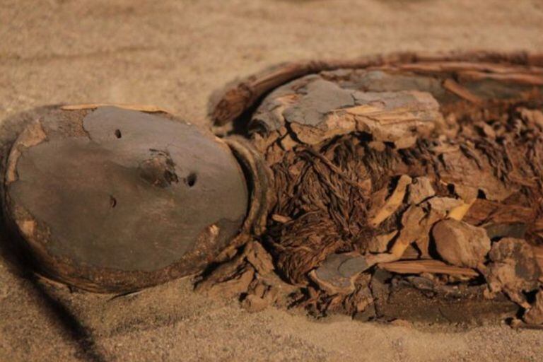 Los rostros de las momias eran cubiertos con arcilla y una máscara con aberturas para los ojos y la boca