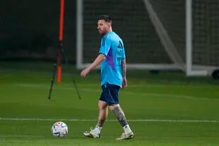 El delantero argentino Lionel Messi durante un entrenamiento en Doha, Qatar, el sábado 19 de noviembre de 2022. (AP Foto/Jorge Saenz)