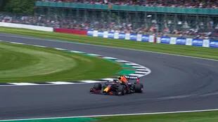El holandés Max Verstappen, de Red Bull, conduce en la primera sesión de práctica para el Gran Premio de Gran Bretaña de la Fórmula Uno, en el circuito de Silverstone, Inglaterra.