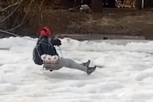 Improvisó una tirolesa casera sobre un río congelado para llevar alimentos a un vecino aislado por el frío