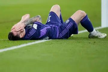 Lionel Messi en el suelo después del golpe en el rostro 