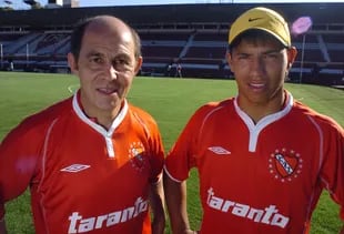 Ricardo Bochini junto a Sergio Agüero, cuando Independiente celebró el Centenario del club