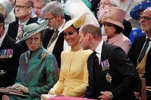 La princesa Ana de Gran Bretaña, la princesa real (izquierda), Kate, duquesa de Cambridge (centro) y el príncipe Guillermo, duque de Cambridge (derecha). en la catedral