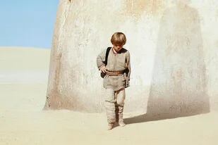 El hipnótico afiche de la película; sobre la pared, la inevitable sombra de Vader