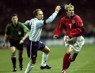 Mano a mano con David Beckham hace más de 20 años en un Argentina-Inglaterra; para Sensini tiene mucho valor probarse con las potencias antes de un Mundial