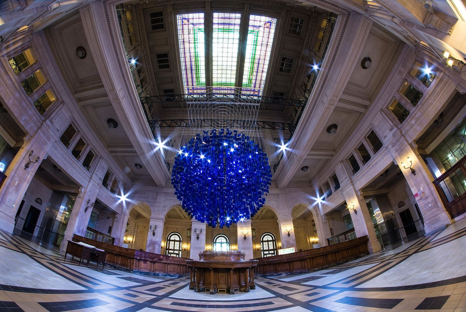 La imponente Esfera azul exhibida en el CCK fue donada por Julio Le Parc