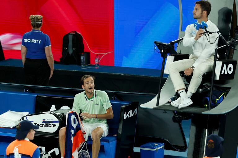 Daniil Medvedev, in a usual moment of lack of control, this time against the Spanish chair umpire Jaume Campistol.