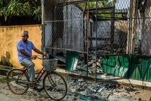 Las ruinas de una tienda en Gintota, Sri Lanka, en noviembre de 2017, después de que turbas de budistas de la mayoría cingalesa quemaron decenas de hogares, negocios y vehículos pertenecientes a musulmanes